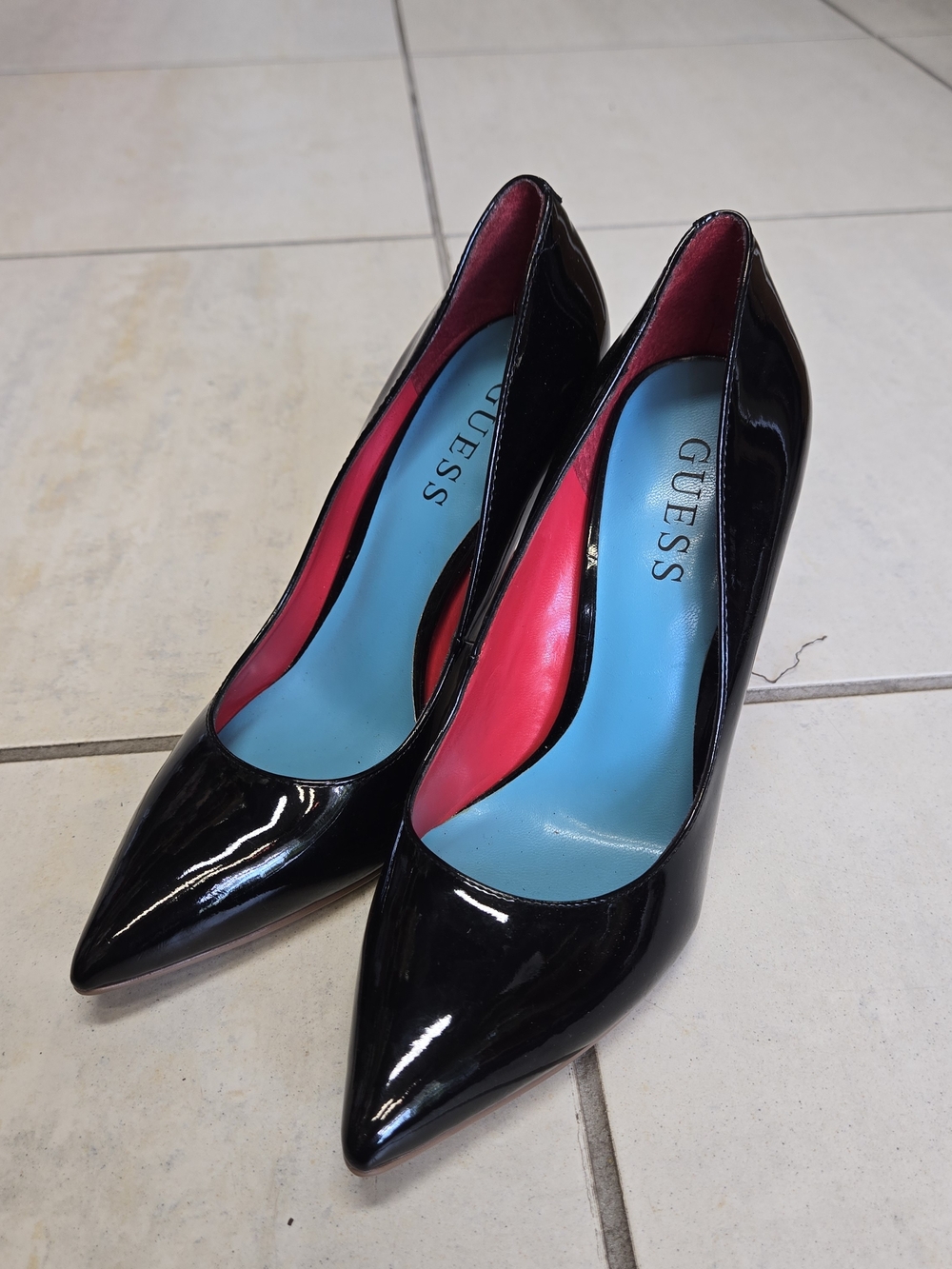 GUESS Black Patent Pointed-Toe Pumps with Bright Blue Insole